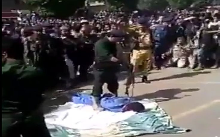 Εκτέλεσαν δημόσια τον βιαστή 3χρονου κοριτσιού στην Υεμένη – Προσοχή, σκληρές εικόνες